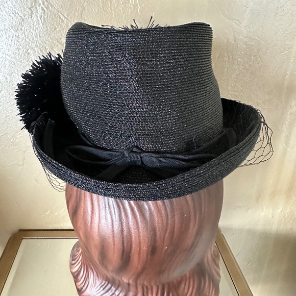 BREATHTAKING 1940s\' BLACK STRAW TOP HAT WITH 2 FEATHER PUFFS + FULL VEIL